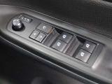 運転席からも操作可能なパワーウィンドウが装備されています。
