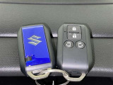 スマートキーをポケットやバッグに携帯していれば、キーを取り出すことなくドアハンドルを握り解錠、ドアハンドルのセンサーに触れるだけで施錠できます。
