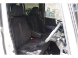 運転席・助手席はベンチシートになっております!運転席と助手席の間をスムーズに移動できます♪