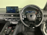 【ハンドル】運転にかかわる様々な操作を安全に行えるように視点移動が少なく操作性に配慮されたスイッチ類が凝縮されたコックピットです。