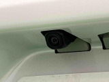 バックカメラ装備 ナビゲーション等を装着した場合には車両の前後左右に搭載した4つのカメラにより、車庫入れや狭い道でのすれ違いをしっかりサポートするパノラマモニター対応カメラが付いてます