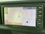 地図上で現在地や周辺の道路を確認でき、目的地設定や表示変更も画面から行えます。道順を調べたいときに役立ち、初めての場所へ向かう際も行き先を見渡しやすい装備です。