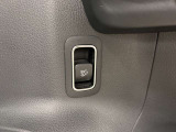 メモリー付きパワーシートが装備されている車両はシートの位置・ドアミラーの角度・ハンドルの位置を3名まで記憶出来ます。