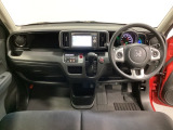 車内は光触媒抗菌消臭施工済です。インパネ周りはスタイリッシュなデザインです。グローブボックスやカップホルダーのほかにトレーなどたくさんの収納スペースが付いています。
