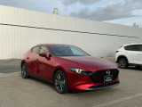 MAZDA3は、走りだけでなく静粛性や質感まで含めて、人が自然に運転へ集中できることを目指したモデルです。移動そのものを心地よくするマツダの人間中心設計が表れています。日常の移動でも役立つ装備です。