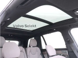 屋根一面まるごととも言える特大サイズのチルトアップ機構付電動パノラマ・ガラス・サンルーフ。晴天時はもちろん、雨天・曇天時にもシェードを開けることで常に開放的な車内空間を実現させてくれます。