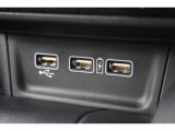 USBオーディオ用ソケットがついていますので携帯電話などを接続すれば音楽等の再生が可能です!充電用ソケットもございます!