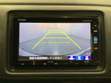 バックでの車庫入れも安心です! リアカメラが付いているバックモニター付のナビを装備しております。操作線もついており距離感も画面から確認できます。