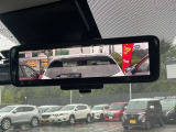 【スマートルームミラー】バックドアについてますカメラと連動して、後方の映像がルームミラーに映ります。