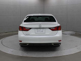 リヤコンビネーションランプは、L字型のテールランプ形状を強調したLEDを採用し、LEXUSであることを鮮やかに主張するとともに先進性を演出しています。