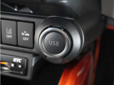 ◆USB接続端子◆スマホやiPodなどを接続して、いつもの音楽を車内でもお楽しみいただけます♪