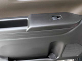 パワーウィンドウのスイッチですよ。運転席に居ながら窓を開け閉めのコントロールできます。