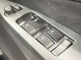【電動格納ミラー】サイドミラーは電動格納式となっており、狭い駐車場でもキズがつくリスクを抑えられます。