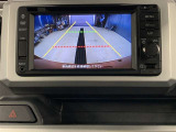 バックモニターで、後方を確認しながら安心して駐車することができます。※カメラが映し出す範囲は限られています。必ず車両周辺の安全を直接確認してください。
