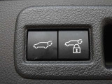 パワーバックドアを装備しています。バックドアを運転席からも開閉できます、便利ですよ。