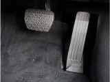 【オルガン式アクセルペダル】人間工学に基づいてオルガン式アクセルペダルを採用しております。運転時の疲労を軽減し、とっさのときの踏み間違いも起きにくくなります。