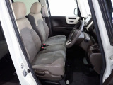 フロントシートはベンチシートです、運転席と助手席の移動が簡単です。 また運転席シートの高さも調整できます。