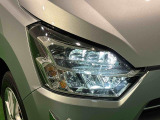 対象物が見やすく白く明るい光で夜間走行をサポートするLEDヘッドランプ(マニュアルレベリング機能付)を搭載