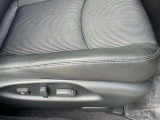 運転席縫い目部分には少し傷みが見えます◇