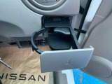 運転席にドリンクホルダーが付いてとっても便利です。!!!