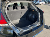 バックドアは大きく開きます。定員乗車時でも十分広いラゲッジスペースを確保しています