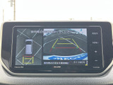 車両後方の映像と俯瞰表示を画面で確認でき、駐車時の周囲確認をサポートします。ガイド線も表示されるため、車庫入れや切り返しの際に役立ちます。