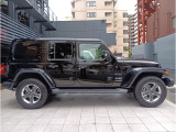 ホイールアーチが台形なのはJeepのみのデザインになり、ここを見てもJeepとすぐ分かります!