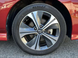 おしゃれは足元から。日産純正のアルミホイールで足元すっきり。タイヤサイズは215/50R17になります