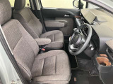 高いホールド性で運転姿勢が安定します。長距離ドライブでも疲れにくいのが魅力です。快適なドライビングライフをお送りください♪