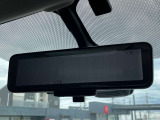 車両後方のカメラ映像を映し出し、車内の状況や、天候などに影響されずいつでもクリアな後方視界が得られるインテリジェントル-ムミラ-が装備されております。