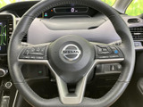 握りやすいステアリングは、長時間の運転でも疲れを軽減。操作性にも優れ、快適なドライビングをサポートします。