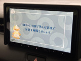 テレビ番組を画面に表示でき、停車中に映像を視聴したいときに活用できます。画面には番組内容が表示され、待ち時間などに車内で過ごすひとときを楽しめる装備です。