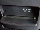 更にその下には充電用のUSB端子が2つあります 通常のUSB端子とTYPE-C端子の2種類になります