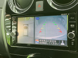後方の映像に加えて車両周辺を示す表示もあり、駐車時に後ろの状況を確認するのに役立ちます。ガイド線を目安にしながら、周囲への注意を払った駐車をサポートします。
