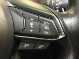 ハンドルの右側に追従機能の操作スイッチが付いています。高速道路などで、車が前の車との車間距離と速度を保ち追従していきます。高速道路でもアクセルを踏まずに運転することができるので疲労軽減できます。