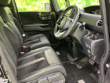 前席は視界が広く、運転席からメーターや前方を確認しやすい配置です。ゆとりを感じるシートと落ち着いた色調の室内で、毎日の移動も過ごしやすく感じられます。