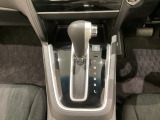 CVT車のセレクトレバーです。低速から高速まで、変速ショックのないスムーズな走りを実現するとともに、エンジン効率のよい領域を維持することで燃費にも貢献します。