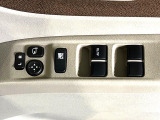 【電動格納ミラー】サイドミラーは電動格納式となっており、狭い駐車場でもキズがつくリスクを抑えられます。