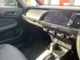 助手席周辺はこのようになっております。運転手だけでなく助手席に一緒に乗られる方も広々と快適にお乗り頂けるような設計です!各種装備を次の写真からご案内いたしますのでご覧ください。