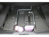 ラゲージスペースには床下収納を備えています。洗車用品などを入れておけて便利ですよ。スペース内にパンク修理キットを装備しています。最近は未使用のまま廃棄となるスペアタイヤが多いので、エコですね。