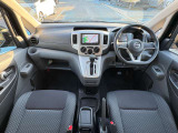 広々とした運転席で快適なドライブをお楽しみください