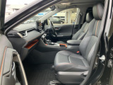 前席は見通しのよい運転席まわりで、乗り込んだ際の視界もすっきり。シートにはアクセントステッチがあしらわれ、落ち着いた色合いの室内で過ごせます。
