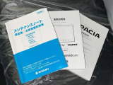 メンテナンスノート、取扱説明書です。 その車の整備記録が事細やかに記録されています。 車が生まれてから今までどのような道を歩んできたのか判るとても重要な物ですよ。