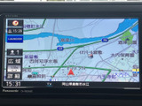 ナビゲーションシステムが目的地までしっかりと導き、高画質ディスプレイで見やすい情報を提供します。
