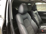 マツダは運転手中心の車つくりを行っております。上部に視認ゾーン、手が届く位置に操作ゾーンを配置し、運転に集中できるコックピットを演出しております☆