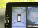 後方の映像に加え、車両を上から見た表示とガイド線で周囲を確認できます。駐車スペースへの出し入れや、後退時の安全確認をサポートする便利な装備です。