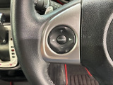 ステアリングにオーディオ操作スイッチが付いています。オーディオ画面に直接タッチしなくても操作が出来ますので、運転に集中できます。
