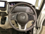 ハンドルにHondaセンシング系のクルーズコントロールやレーンキープアシストなどのスイッチと、オーディオの操作スイッチが装備されています。ハンドルから手を離さず安全に操作できます。