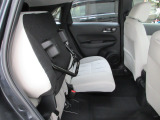 座面を跳ね上げれば、後席が背の高い空間に。アイデア次第で使い方が広がります。