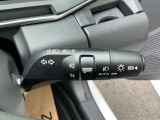 オートライトとは、自動車に装着された自動点灯式ライトのことです。周囲が暗くなるとライトが自動で点灯し、明るくなると自動で消灯する機能を持っています。